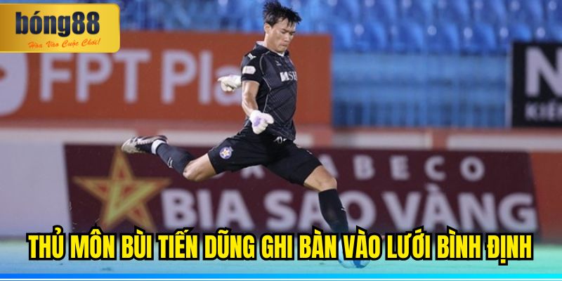 Thủ môn Bùi Tiến Dũng ghi bàn vào lưới Bình Định